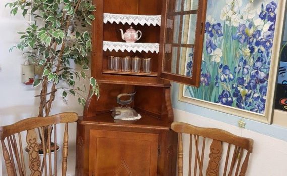 Rustikales Holz, aber wo bekommt bei der leeren Urlaubskasse jetzt noch an einen preiswerten Eckschrank? Na klar, im Stöberkästchen - für nur 60 €uro. Und für weitere 20 €uro gibt es passende Stühle dazu
