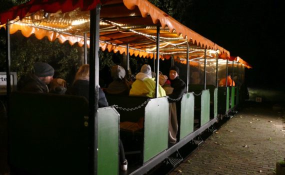Einsteigen und Türen schließen - und schon beginnt sie, die Zugfahrt durch die Finsternis