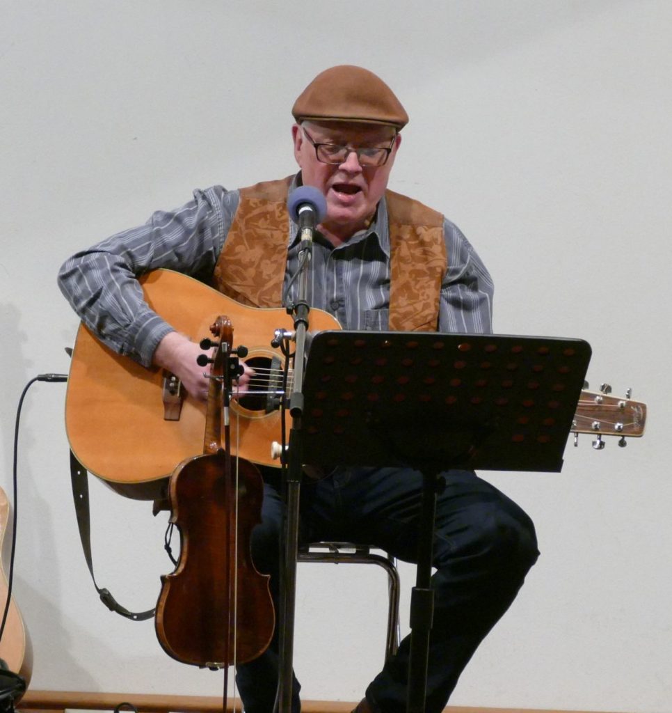 So könnte es beim Konzert aussehen (hier aber spielt Rainer Wölk auf seiner Gitarre) Rainer Wölk hat viele Talente. Mit Gesang, mit Gitarre,...