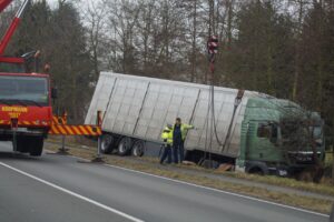 Ein nicht alltägliches Bild vor dem Speisesaal in Freistatt: Ein Viehtransporter kommt vom Weg ab, die Fahrbahn bleibt stundenlang gesperrt.