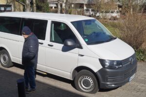Die Luft ist raus, zumindest bei diesem Shuttle. Vor der Fahrt zum GWD-Heimspiel gegen Ludwigshafen wurde zunächst ein neues Fahrzeug benötigt.