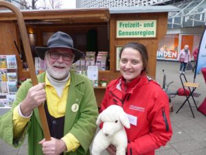 Heideschäfer Arthur alias Rolf Hedemann sowie Tourismusmanagerin werben in Bremen für die Samtgemeinde Kirchdorf. Bei so einem Lächeln gelingt die Überzeugung auf der Reisemeile bestimmt.