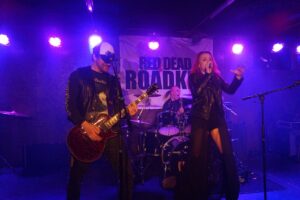 „Red Dead Roadkill“ ist eine von fünf Bands einer besonderen Gala in Bremen. Das Besondere an dieser Veranstaltung ist neben einem gute Zweck, das die Veranstalter Auszubildende im Bremer Schlachthof sind. Auf der „Azubisquad“ hat der Nachwuchs noch eine Chance.