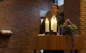 Pastor Michael Herzer bei der Predigt in der Moorkirche Freistatt - Dritter Advent 2018