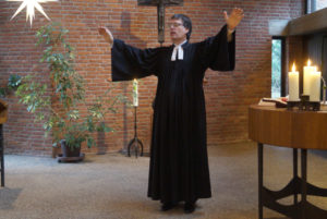 Pastor Herzer spendet seinen Segen