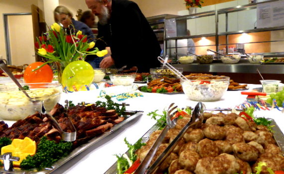 Es gibt leckeres vom Buffet,...