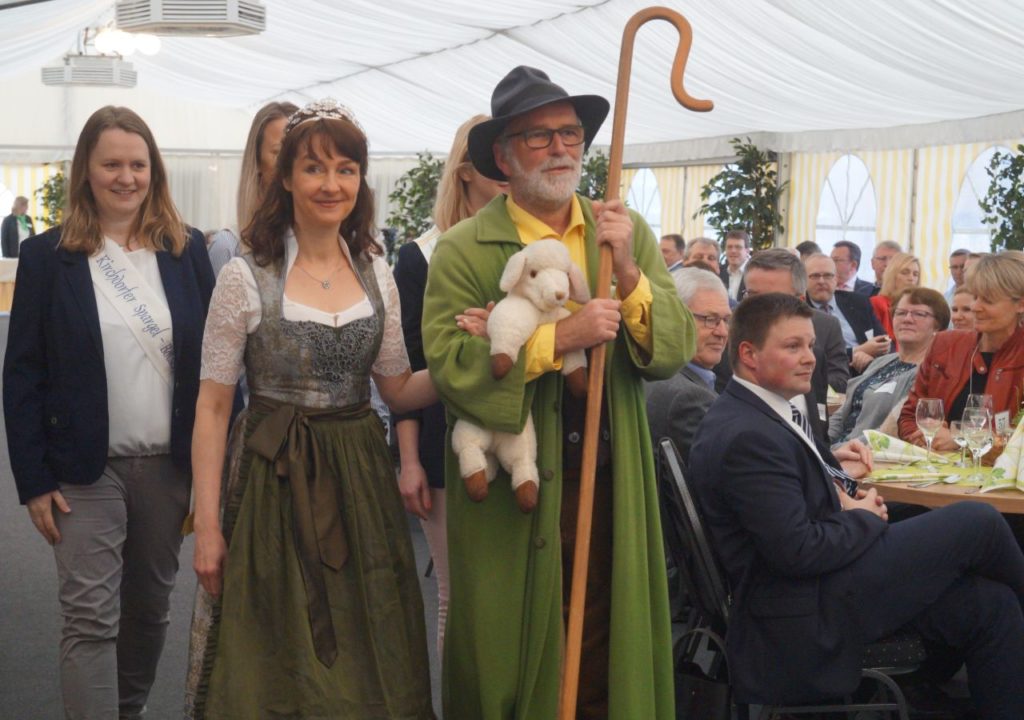Eröffnung Spargelsaison 2019 - Spargelkönigin Astrid Unger und Rolf Hedemann als Heideschäfer Eröffnung Spargelsaison 2019 - Spargelkönigin Astrid Unger und Rolf Hedemann als Heideschäfer