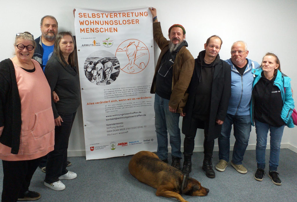 Der erste Vorstand des neugegründeteten Vereines Selbstvertretung wohnungsloser Menschen e. V. (vlnr: Hanne-Lore Schuh, Lutz Schmidt, Corinna Lenhard, Uwe Eger, Karsten Dunzweiler, Uli Wallheim und Regina Amer)