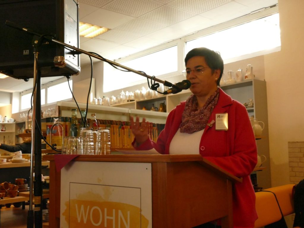 Bettina Mürche bei der Ausstellungseröffnung im Kaufhaus FUNDUS Nienburg
