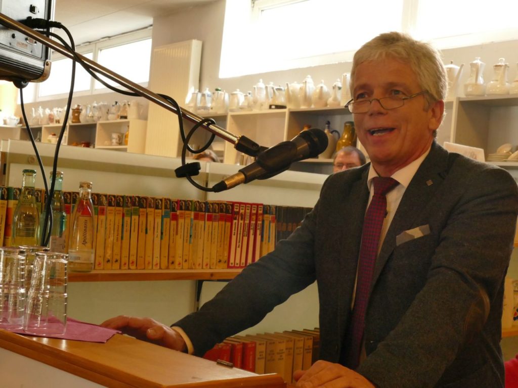 Dr. Frank Schmädeke (MdL Nds.) bei der Ausstellungseröffnung im Kaufhaus FUNDUS Nienburg Dr. Frank Schmädeke (MdL Nds.) bei der Ausstellungseröffnung im Kaufhaus FUNDUS Nienburg