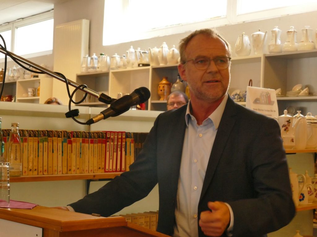 Landrat Detlev Kohlmeier bei der Ausstellungseröffnung im Kaufhaus FUNDUS Nienburg