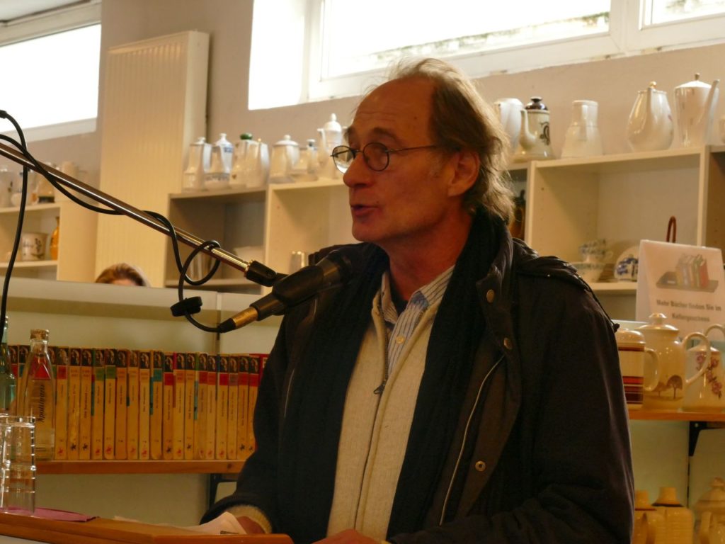 Harald Bremer bei der Ausstellungseröffnung im Kaufhaus FUNDUS Nienburg Harald Bremer bei der Ausstellungseröffnung im Kaufhaus FUNDUS Nienburg