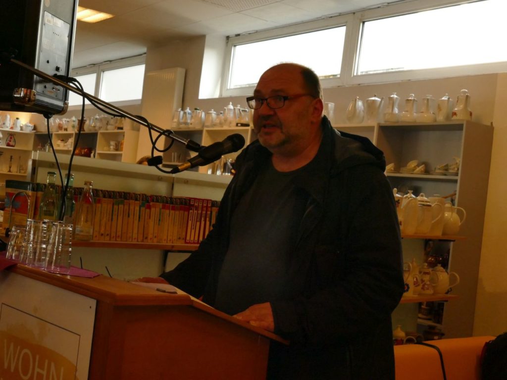 Dr. Stefan Schneider bei der Ausstellungseröffnung im Kaufhaus FUNDUS Nienburg Dr. Stefan Schneider bei der Ausstellungseröffnung im Kaufhaus FUNDUS Nienburg