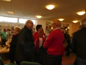 Diskussion im Café bei der Ausstellung im Kaufhaus FUNDUS Nienburg