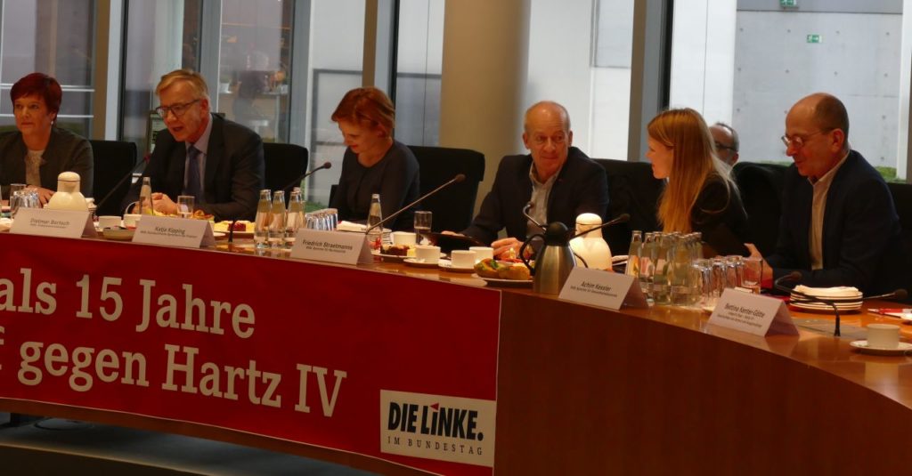 Eine große Ehre für unser Team - auf Einladung ist die Freistätter Online Zeitung zu Gast im Paul-Löbe-Haus neben dem Deutschen Bundestga. DIE LINKE hat eingeladen. Zur Debatte steht 20 Tage vor dem Neujahrstag 2020 das traurige Jubiläum des Tages - 15 Jahre Hartz IV. Zwar mag nach Eröffnungsreden, einer Bilanz der Vorsitzenden Katja Kipping sowie thematische Gesprächsrunden bei jedem unterschiedlich aussehen. Im gemeinsamen Tenor klingt aber dennoch vieles identisch. Hartz IV ist zu tief angesetzt, wenn nicht sogar komplett überflüssig. In so mancher Stellungnahme wird sogar vom Eingriff in die Menschenwürde gesprochen. Es ist aber vor allem der Eintritt in die Armut - ein Bereich, der bei der Politik diese s Landes nicht kleiner werden wird. Danke an DIE LINKE, aber es braucht noch viel mehr Aufmerksamkeit und Unzufriedene.