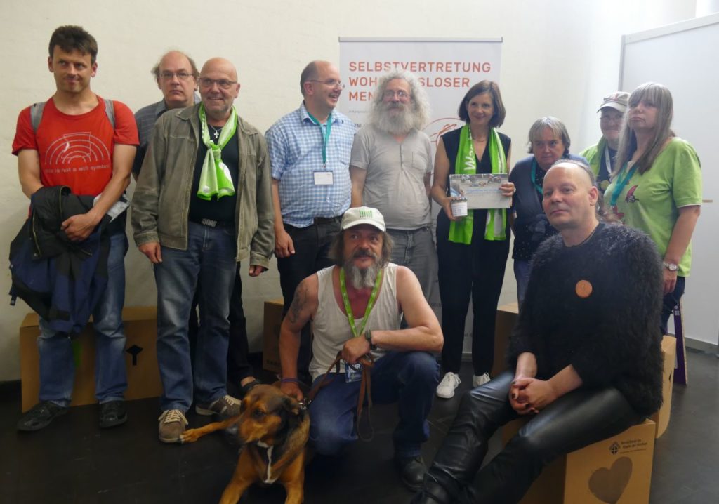 Die Selbstvertreung Wohnungsloser Menschen besucht mit seinem Stand den Evangelischen Kirchentag in Dortmund - und bekommt selbst hohen Besuch. Für eine halbe Stunde hört sich Katrin Göring-Eckardt die Baustellen an, wo Wohnungslosen der Schuh richtig drückt. Was nimmt die Grünen-Politikerin mit nach Berlin? Vielleicht ein Umdenken? Oder gelang es jenen Zuhörern, die sich über die Probleme der Betroffenen bei einer Podiumsveranstaltung informiert haben?