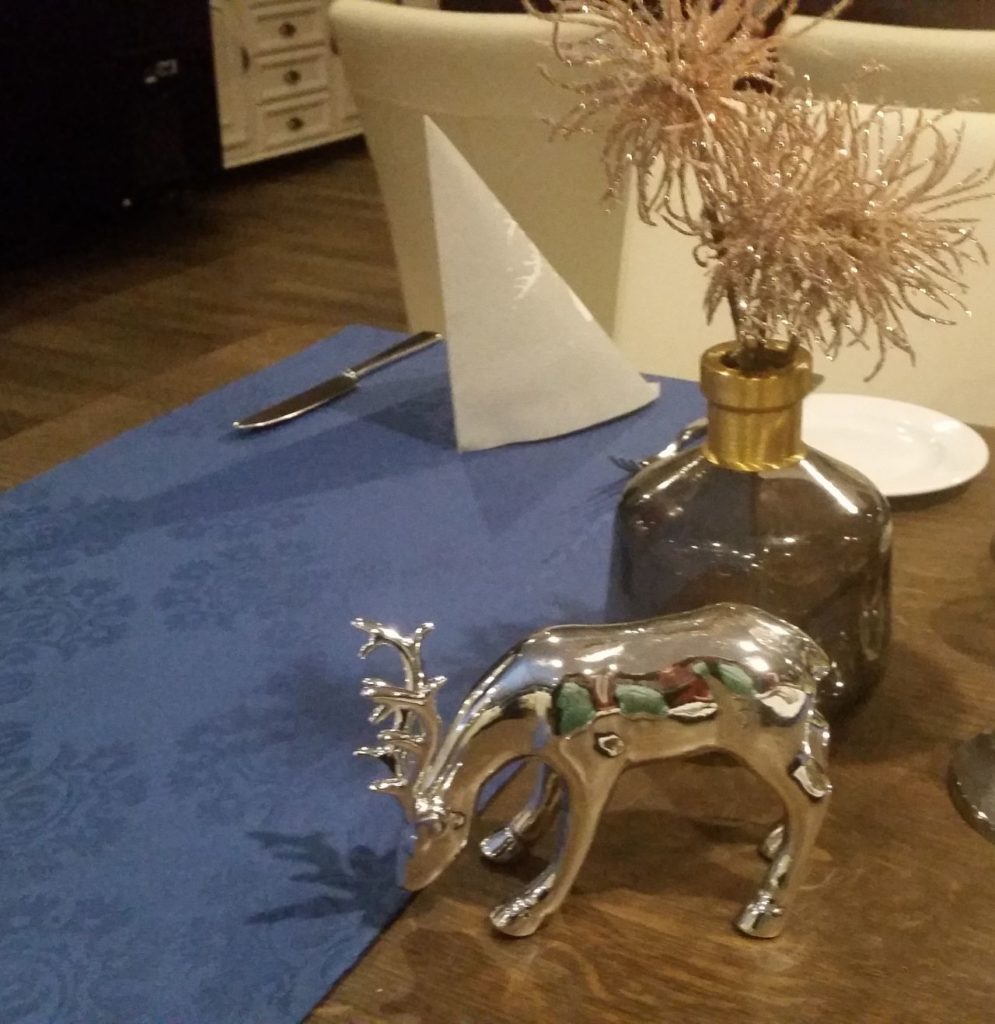 Weihnschtsschmuck der silbernen Art. Dieses Rentier hatte es uns angetan.
