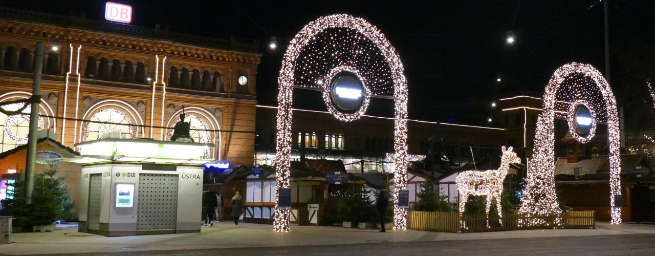 Auf der Heimfahrt aus Berlin am 12. Dezember machten wir kurz Halt in Hannover. Obwohl bereits alles vorweihnachtlich geschlossen war, erhöht doch dieser kreative Blick auf den Hauptbahnhof der Leinestadt die bevorstehenden Festtagsfreuden. In Berlin war unsere Redaktion im Bundestag zu Gast, um mit Vertretern der Links-Partei-Fraktion zu diskutieren. Über die Veranstaltung selbst, die eine Bilanzierung von Hartz IV darstellt berichten wir in Bälde. Am 1. Januar 2020 ist es genau 15 Jahre her, als das damalige Arbeitslosengeld II eingführt wurde.