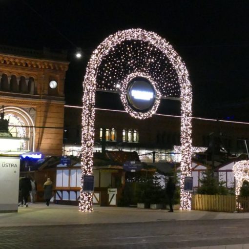 Auf der Heimfahrt aus Berlin am 12. Dezember machten wir kurz Halt in Hannover. Obwohl bereits alles vorweihnachtlich geschlossen war, erhöht doch dieser kreative Blick auf den Hauptbahnhof der Leinestadt die bevorstehenden Festtagsfreuden. In Berlin war unsere Redaktion im Bundestag zu Gast, um mit Vertretern der Links-Partei-Fraktion zu diskutieren. Über die Veranstaltung selbst, die eine Bilanzierung von Hartz IV darstellt berichten wir in Bälde. Am 1. Januar 2020 ist es genau 15 Jahre her, als das damalige Arbeitslosengeld II eingführt wurde.