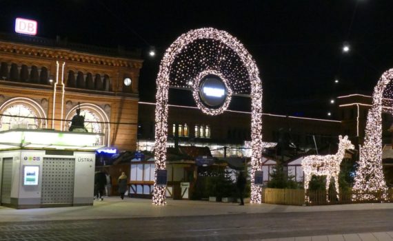 Auf der Heimfahrt aus Berlin am 12. Dezember machten wir kurz Halt in Hannover. Obwohl bereits alles vorweihnachtlich geschlossen war, erhöht doch dieser kreative Blick auf den Hauptbahnhof der Leinestadt die bevorstehenden Festtagsfreuden. In Berlin war unsere Redaktion im Bundestag zu Gast, um mit Vertretern der Links-Partei-Fraktion zu diskutieren. Über die Veranstaltung selbst, die eine Bilanzierung von Hartz IV darstellt berichten wir in Bälde. Am 1. Januar 2020 ist es genau 15 Jahre her, als das damalige Arbeitslosengeld II eingführt wurde.
