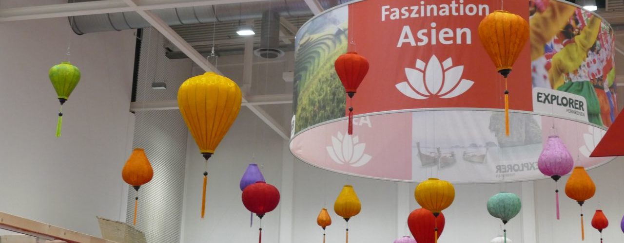 Chinarestaurant auf ganz großer Bühne. Bei diesem Deckenschmuck denken viele bestimmt an Ente süss-sauer. Dadrunter empfahl ein Anbieter Reisen nach China.