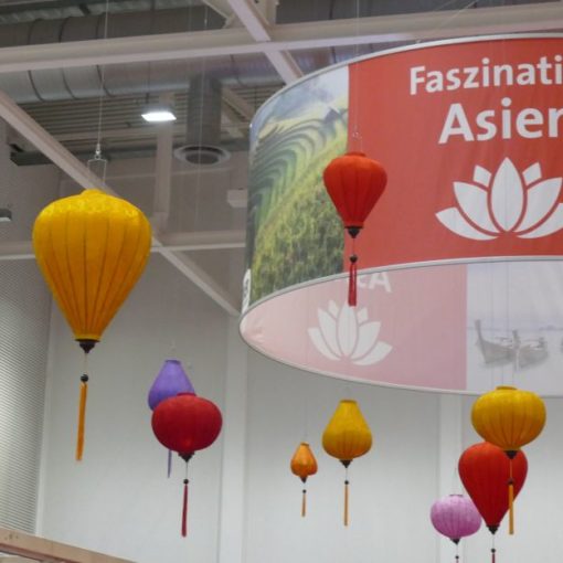 Chinarestaurant auf ganz großer Bühne. Bei diesem Deckenschmuck denken viele bestimmt an Ente süss-sauer. Dadrunter empfahl ein Anbieter Reisen nach China.