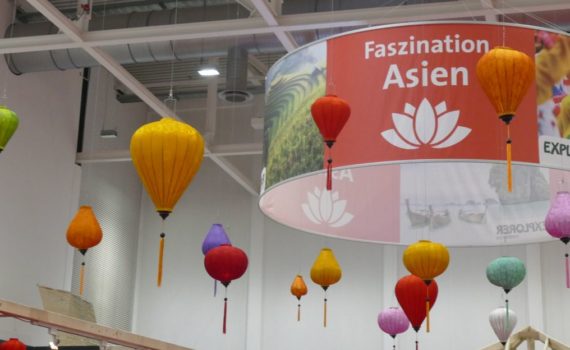 Chinarestaurant auf ganz großer Bühne. Bei diesem Deckenschmuck denken viele bestimmt an Ente süss-sauer. Dadrunter empfahl ein Anbieter Reisen nach China.