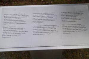 Info-Tafel für das von polnischen Überlebenden aufgestellte Holzkreuz