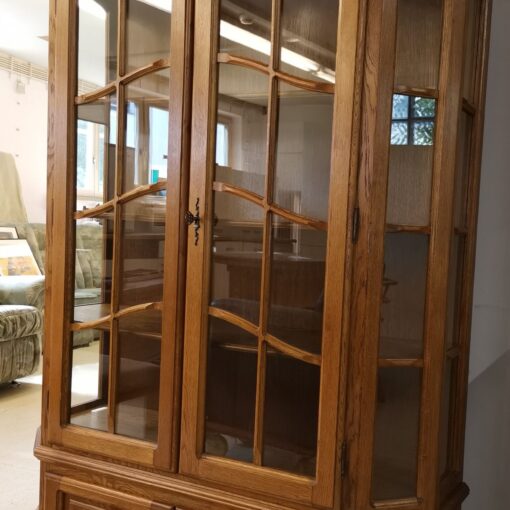 140 cm Höhe hat diese Vitrine. Die wahre Größe wird jedoch erst deutlich, wie viel man dadrin aufbewahren kann. Im Stöberkästchen lohnen sich die 80 Euro allemal.