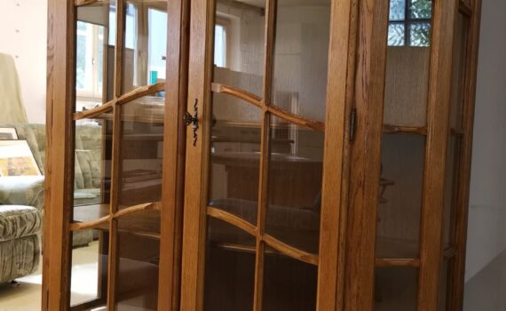 140 cm Höhe hat diese Vitrine. Die wahre Größe wird jedoch erst deutlich, wie viel man dadrin aufbewahren kann. Im Stöberkästchen lohnen sich die 80 Euro allemal.