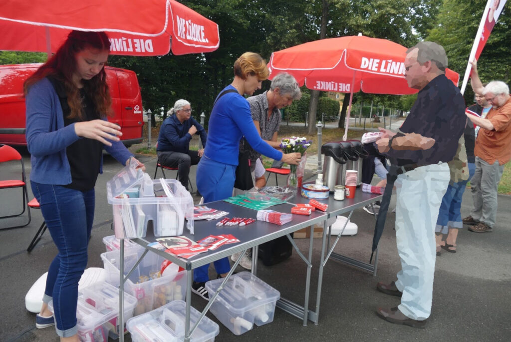Katja Kipping und Tilo Kießling mit Mitarbeitern am Info-Stand - Dresden August 2020