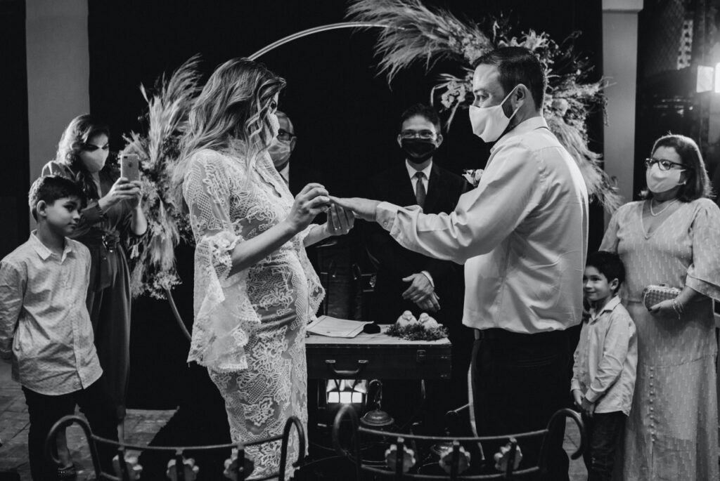 Jonathan-Borba - unsplash - maskierte Familienfeier