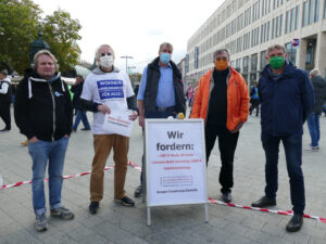 Ein Fototermin zum Weltarmutstag 2020: Klaus-Dieter Gleitze mit Parteispitzen und Aktionskünstler