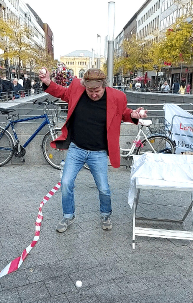 Jongleur Marc Beinsen von dem Improkokken beim LAK-Aktiontag in Hannover - Weltarmutstag 17. Okt. 2020