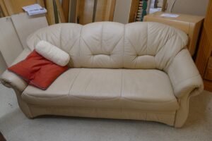 Eines von 2 Sofas in gutem Zustand, das andere ist schön bunt.