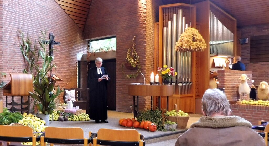 Moorkirche Freistatt - Erntedankgottesdienst Oktober 2020 - Pastor Christian Sundermann und Eberhard Brünger an der Orgel