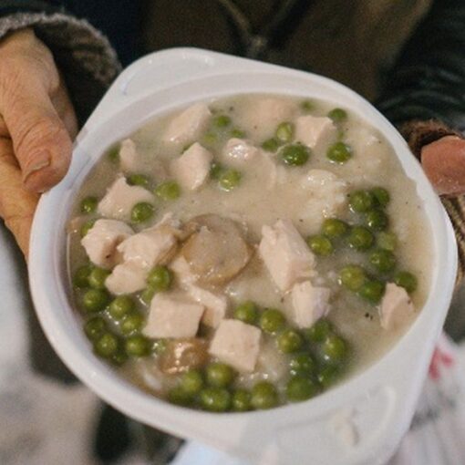 Die, die kochen, machen es oft ehrenamtlich. Für die, die etwas zu essen bekommen, sind Suppenküchen sehr oft die einzige Möglichkeit, eine warme Mahlzeit zu bekommen.