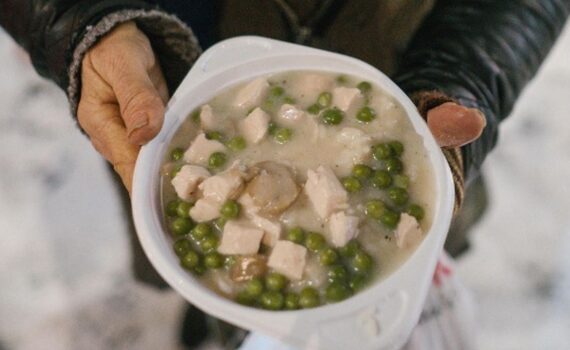 Die, die kochen, machen es oft ehrenamtlich. Für die, die etwas zu essen bekommen, sind Suppenküchen sehr oft die einzige Möglichkeit, eine warme Mahlzeit zu bekommen.
