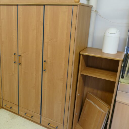 Ein Schrank für das grobe zum Verstauen, und ein Schrank für die Handwerker. Geld für das selber montieren bekommen Sie nicht; aber dafür sparen Sie einiges ein.