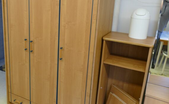 Ein Schrank für das grobe zum Verstauen, und ein Schrank für die Handwerker. Geld für das selber montieren bekommen Sie nicht; aber dafür sparen Sie einiges ein.