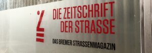 Quelle: https://zeitschrift-der-strasse.de/ueber-uns/buero/