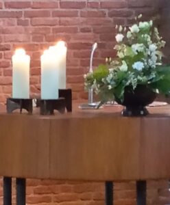 Das Kerzenlicht vom Altar