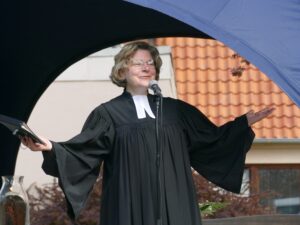 Pastorin Silke van Doorn kam mit einer ansteckend guten Laune nach Freistatt