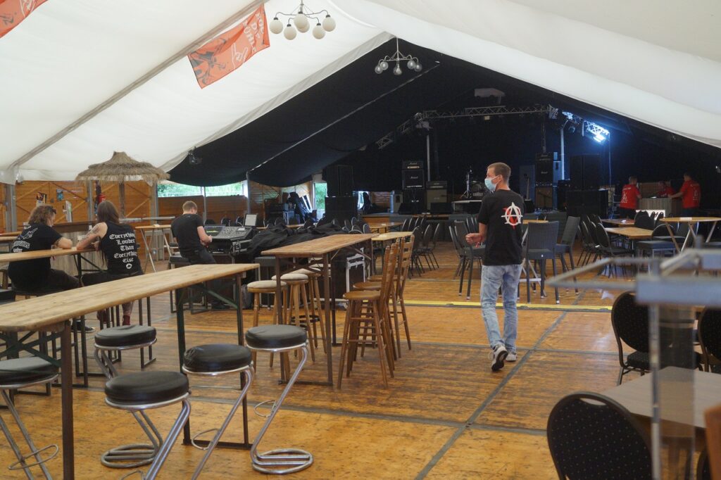 Das Zelt am Kuppendorfer Sportplatz war bestens vorbereitet ...