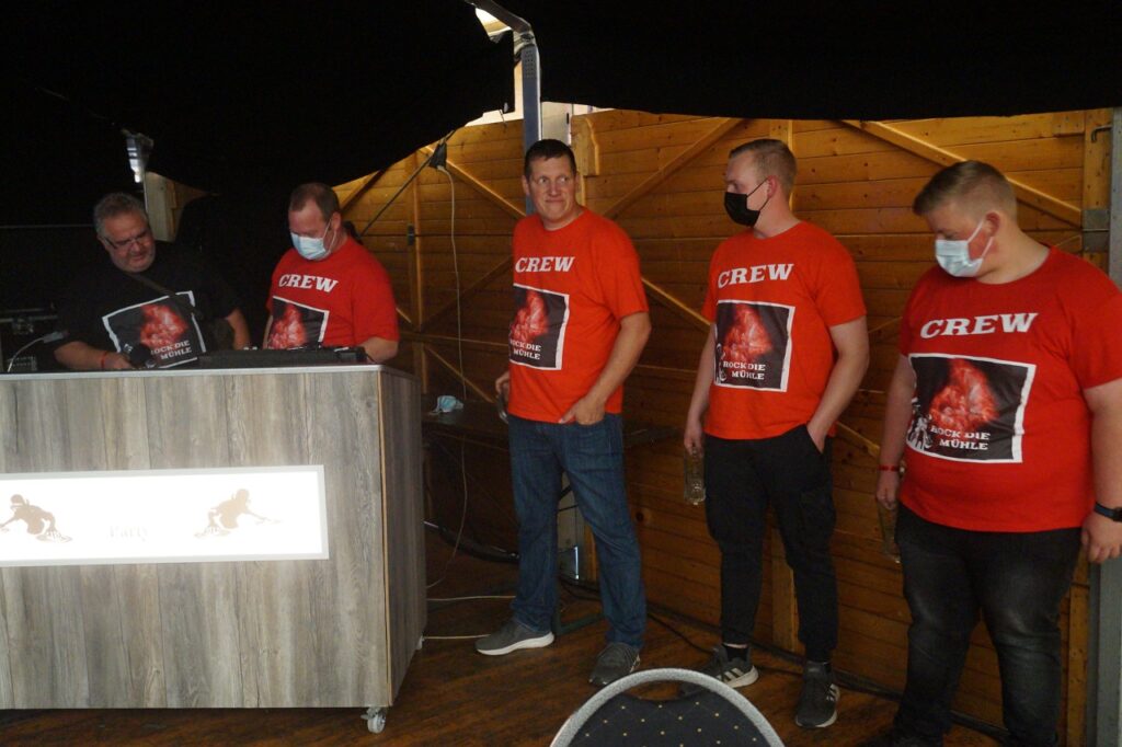 DJ Lars (Lars Gehlenbeck / 2. v. l.) und sein Team vor der Veranstaltung ...