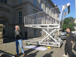 5x5 Meter breit, und 2 1/2 Meter hoch - und leer. Leere Einkaufswagen dürften in näherer Zukunft häufiger werden. Davor stehen die Ideengeber der LAK - Geschädtsführer Klaus-Dieter Gleitze (li.) und Thomas Uhlen von der Caritas in Niedersachsen