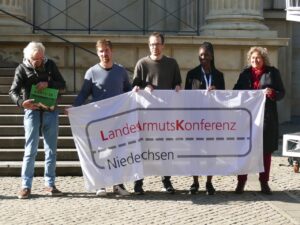 Die Veranstalter von LAK, DGB und Caritas - zum Teil mit ernsten Minen, aber auch mit ein wenig Hoffnung