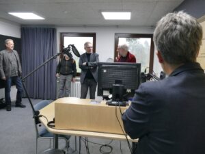 Jens Roggemann (Bürgerradio Freistatt und Redaktion der Freistätter Online Zeitung, 2.v.r.) erklärt die Technik zur Sendung von Live-Sendungen bei Radio Weser.TV. Zuhörende (v.l.n.r.): Frank Solmecke (Regionalleiter, Bethel.regional), Frank Kruse (Breichsleiter WLH FS) und Dr. Rainer Norden (stellv. Vorstandsvorsitzender vBS).