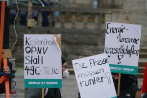 Richtig, umgekehrt geht es aber auch. Man stellt den Menschen ausreichend Finanzmittel für eine würdevolle Existenz zur Verfügung