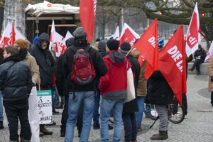 Gewerkschaftlich waren die Mitglieder von ver.di vertreten. Politisch durch Anhänger der Linken. Politiker waren selbstverständlich nicht vor Ort.